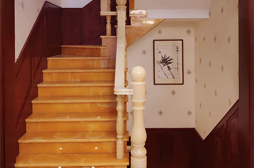 潘集中式别墅室内汉白玉石楼梯的定制安装装饰效果